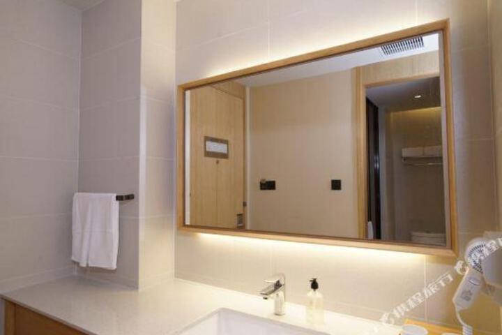 Ji Hotel (Haikou Hongcheng Lake)