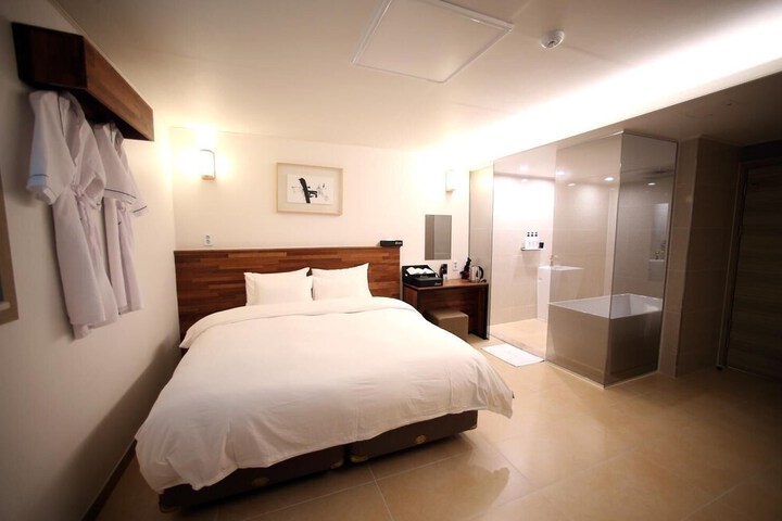 Room 15 of 31