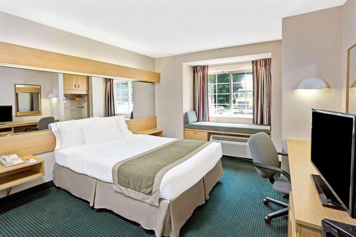 1 Queen Bed (13 of 14)