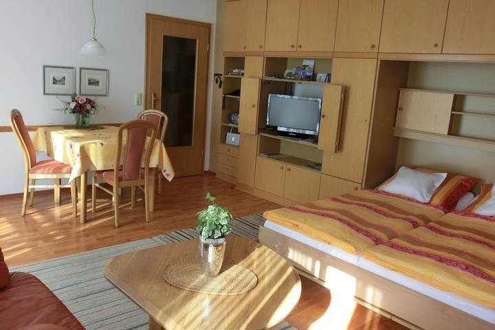 Room 4 of 12