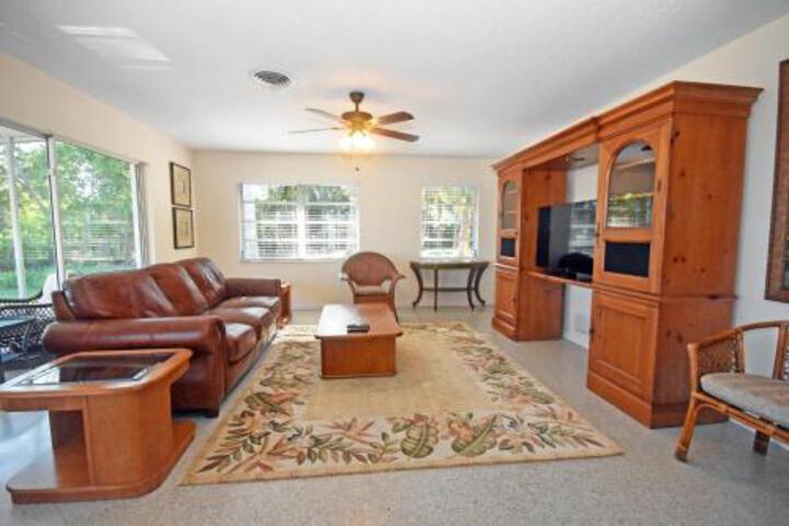 2585 N. Beach Rd in Englewood, FL