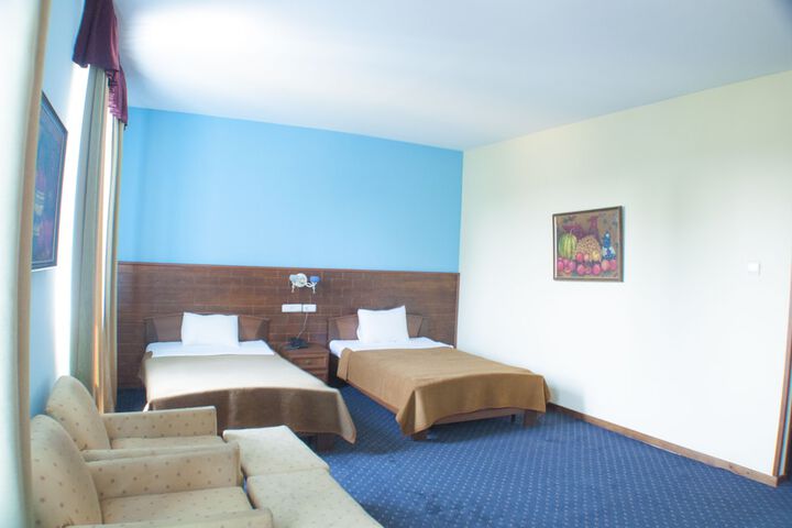 Room 6 of 76