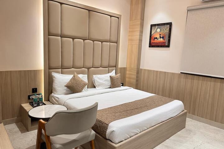 Room 2 of 6