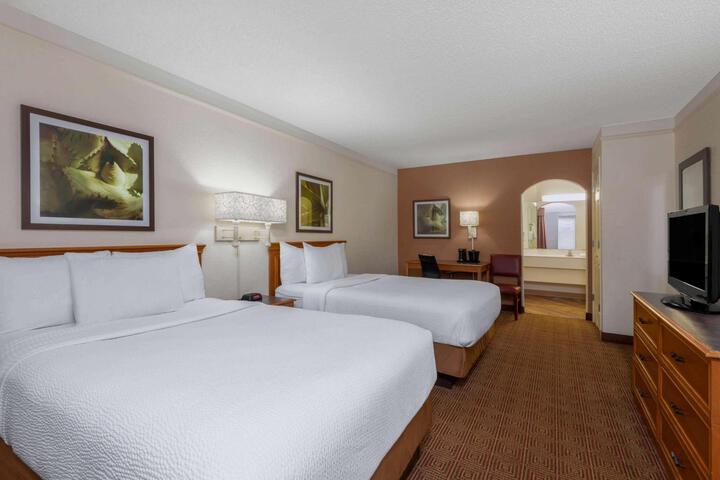 2 Double Beds Accessible (3 of 13)