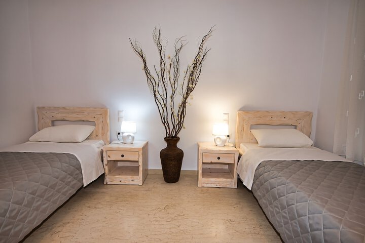 Room 4 of 73