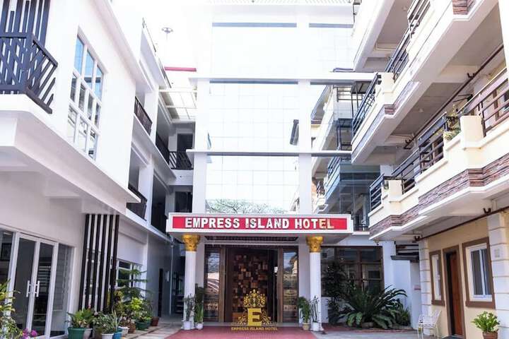 Empress Island Hotel in Alaminos