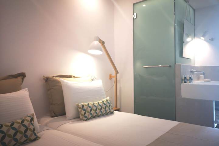 Room 4 of 18