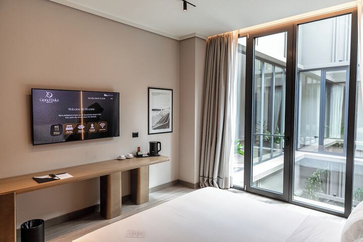 Room 9 of 176