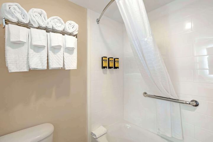 1 Queen Bed High Speed Internet Accessible Refrigerator, Coffee Maker, Hairdryer Full Breakfast (20 of 26)