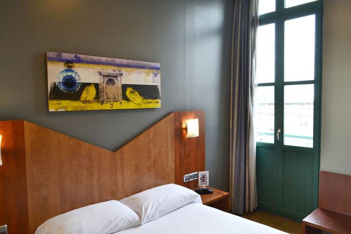 Room 9 of 32