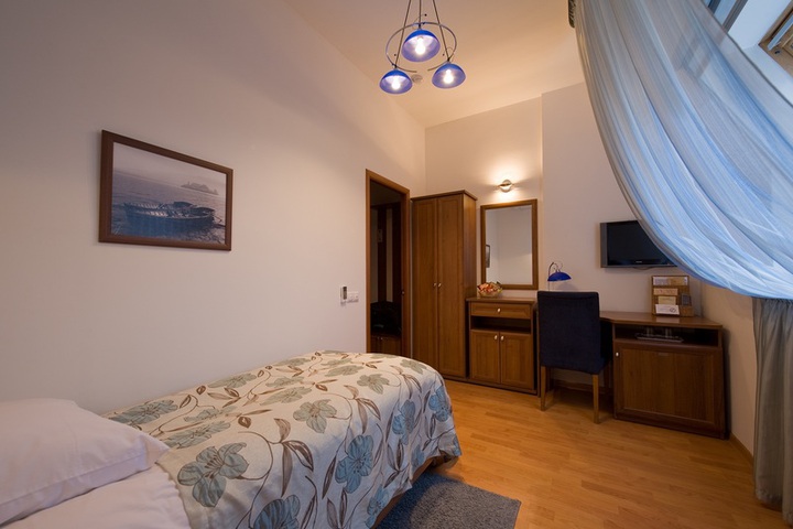 Room 5 of 7