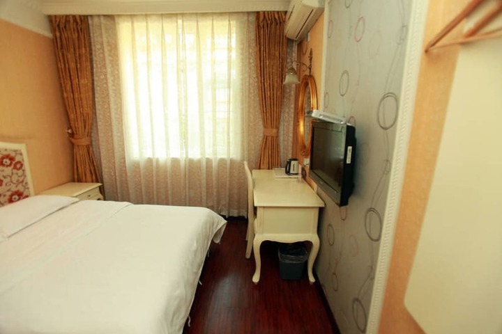 Room 9 of 18