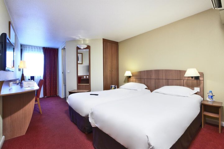 Room 8 of 28
