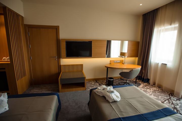 Room 2 of 84