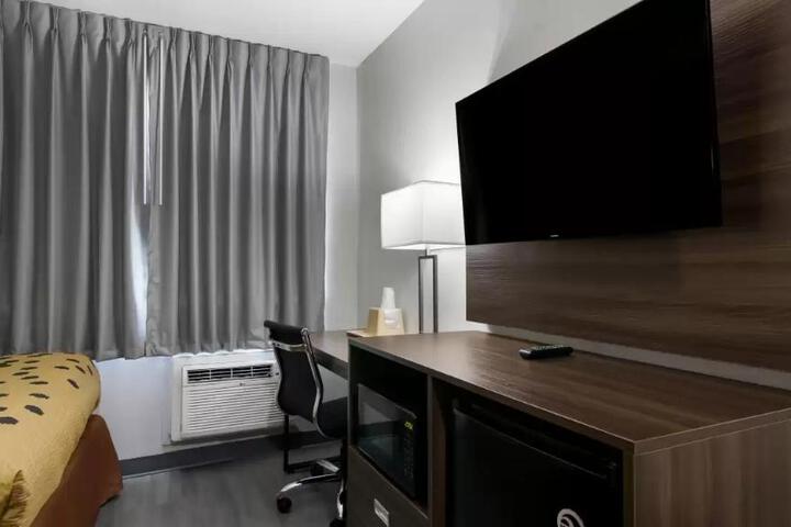 1 King Bed (8 of 10)