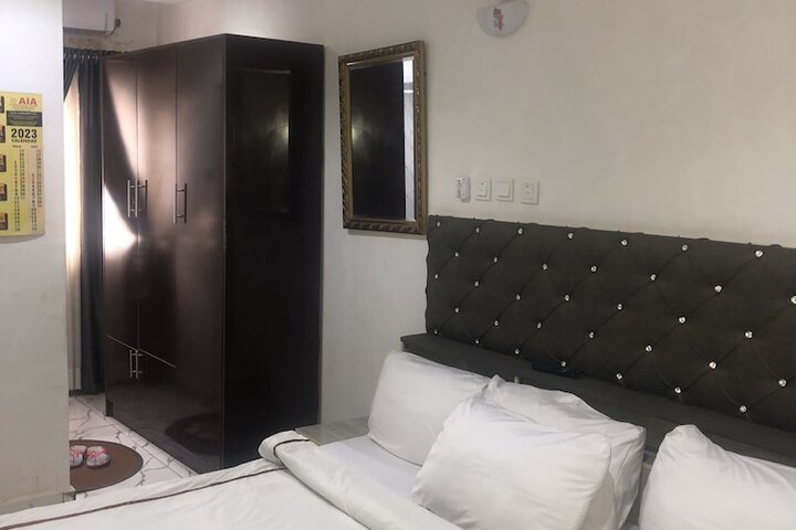 Room 8 of 27