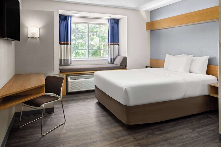 1 Queen Bed (8 of 14)