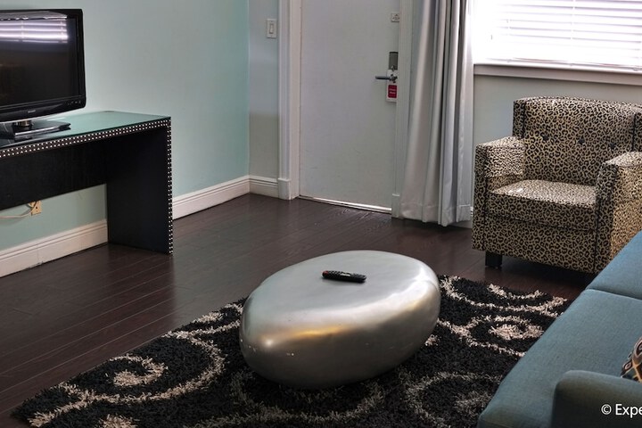 1 King Bed Suite (1 of 20)