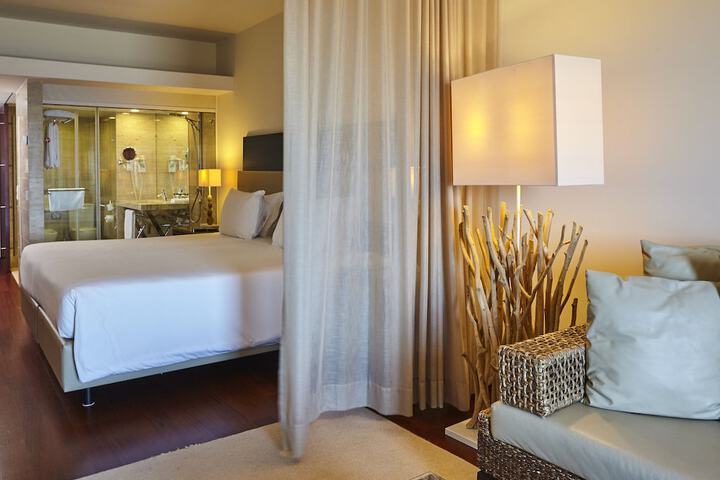 Room 3 of 100
