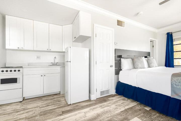 Studio Queen Bed (8 of 21)