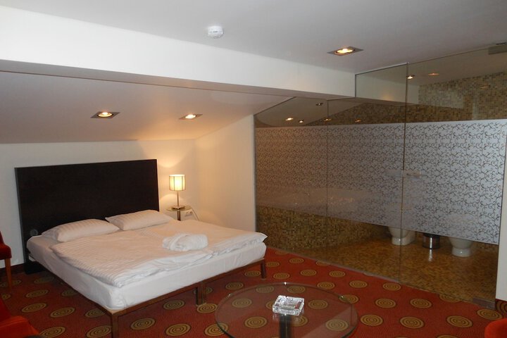 Room 16 of 42
