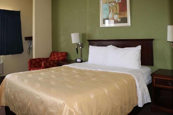 1 Queen Bed Mobility and Hearing Accessible (3 of 5)