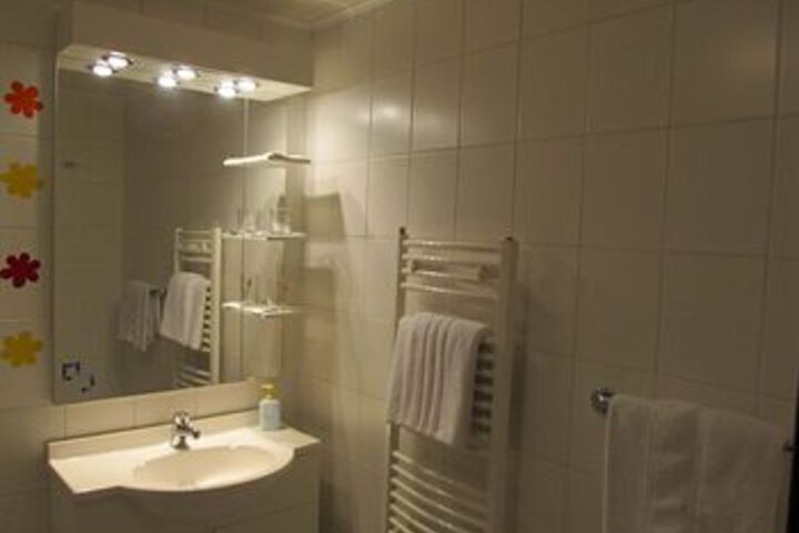 Room 3 of 38