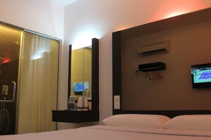 Room 16 of 32