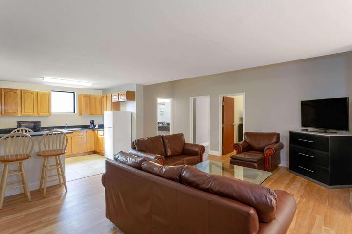 1 King Bed Mobility Hearing Accessible Room Roll in Shower (6 of 29)