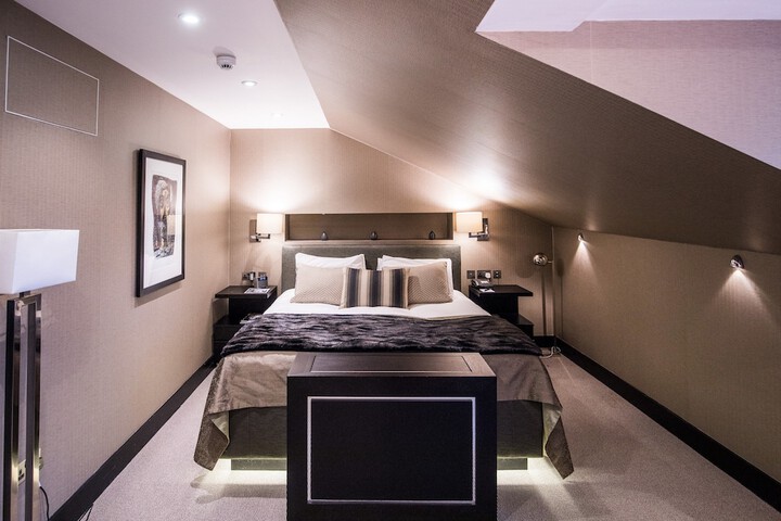 Room 10 of 90