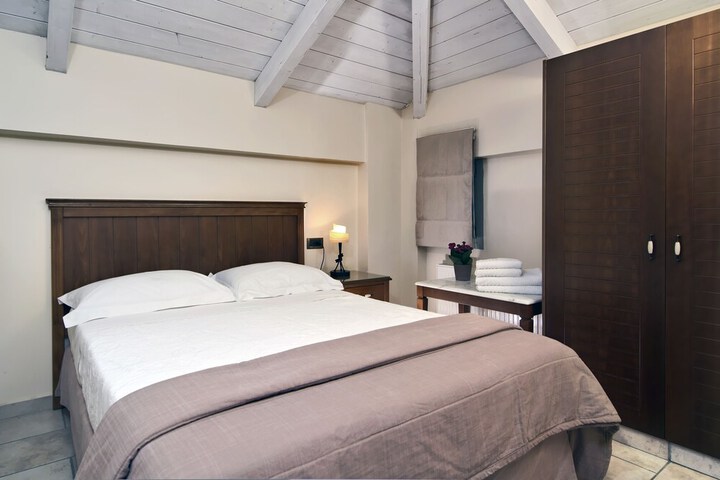 Room 6 of 62
