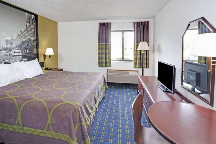 1 King Bed (3 of 16)