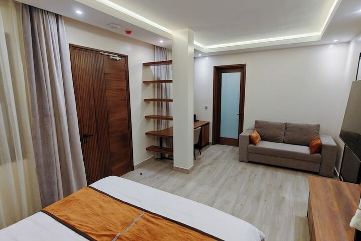 Room 32 of 106
