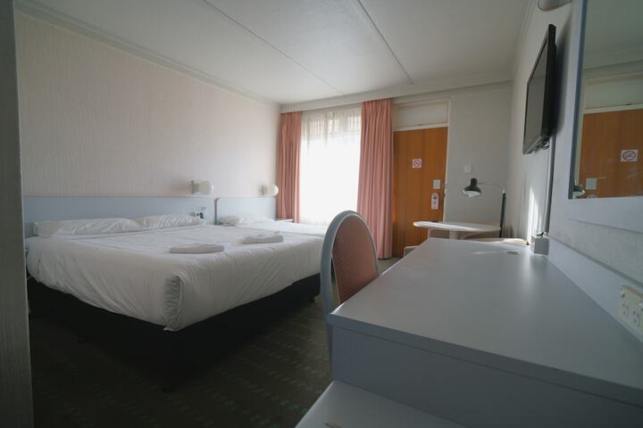 Room 3 of 32