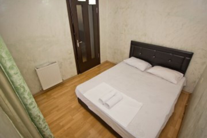 Room 3 of 93