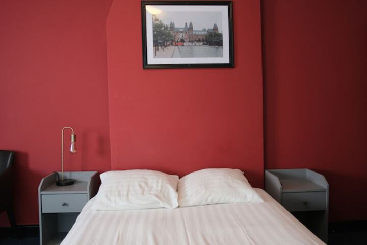 Room 9 of 82