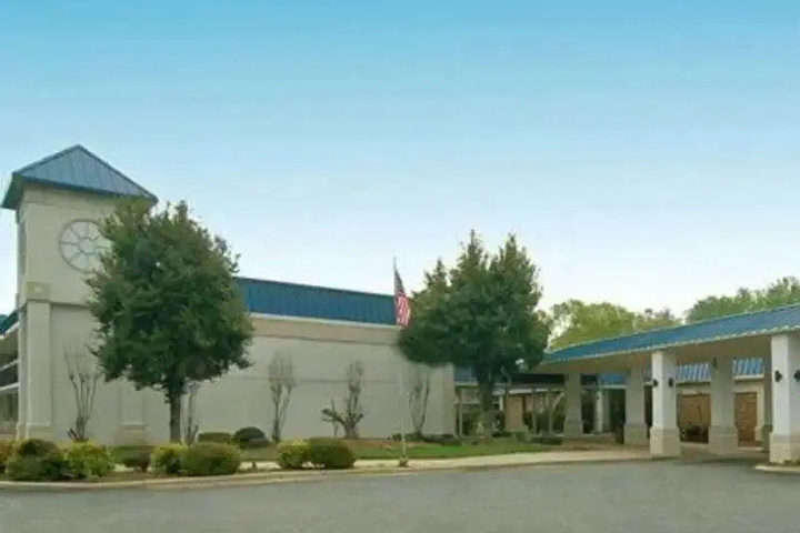 Exterior of Econo Lodge Inn & Suites