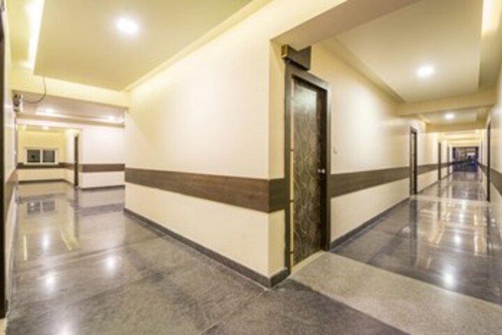 Ballroom/Hall 8 of 20