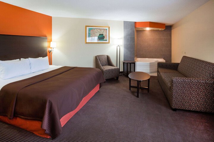 1 King Bed (10 of 17)