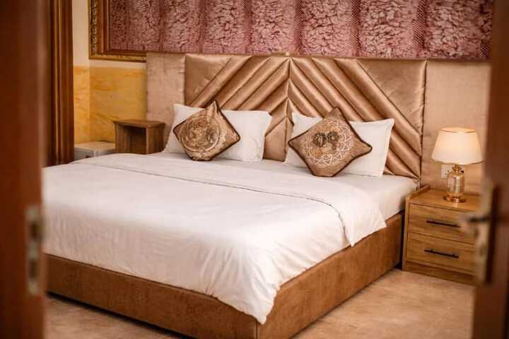 Room 4 of 16