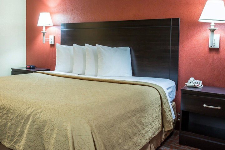 Standard King Bed Accessible (10 of 11)