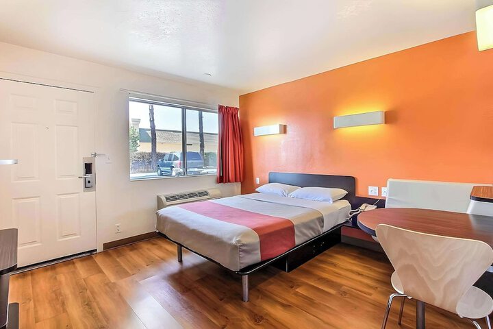 1 Queen Bed (5 of 5)