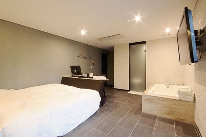 Room 21 of 32