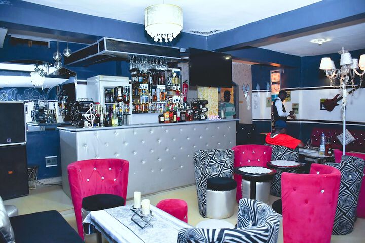 Lounge 44 of 58