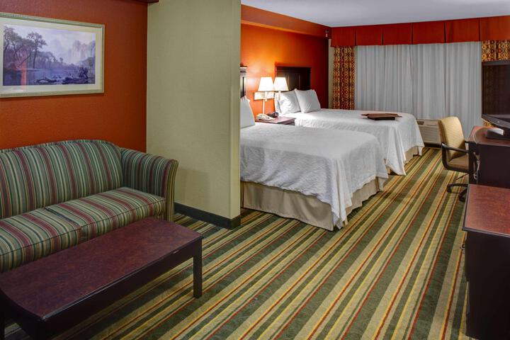 2 Queen Beds (2 of 3)