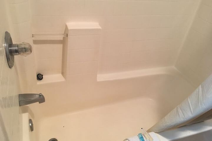 Deep soaking bathtub