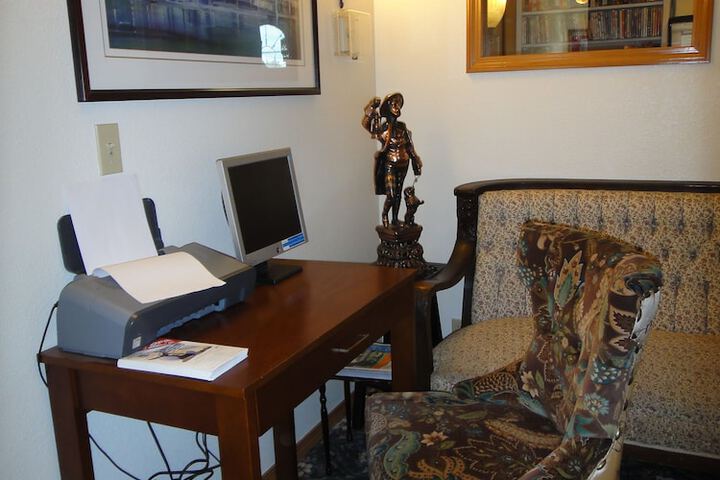 Business Center 59 of 63