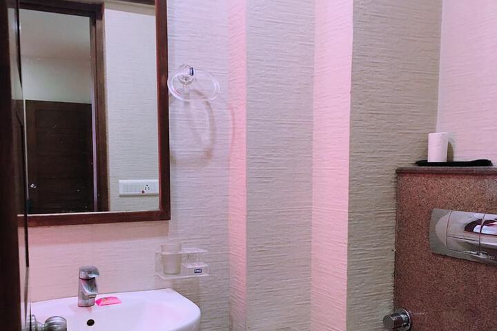 Room 17 of 28