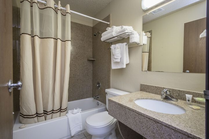 1 Queen Bed (6 of 8)