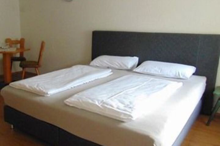 Room 10 of 25